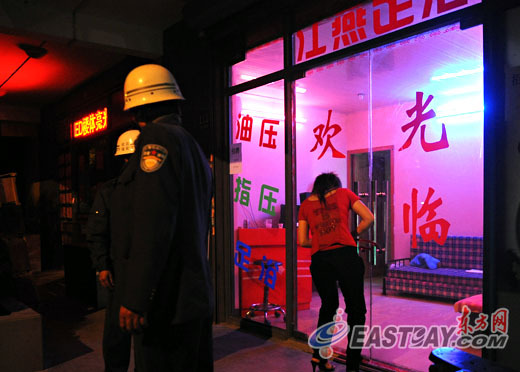追踪:公安从世博家园连夜带走42名<em>发廊妹</em>(组图