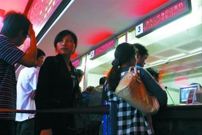 铁路上海站分类售票 实名车票、普通车票分窗