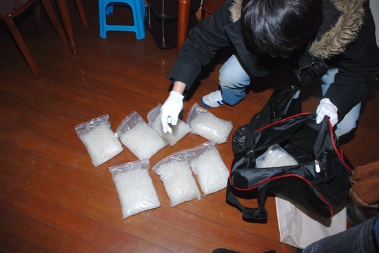 宝山居民楼内藏 制毒 工厂 警方捣毁跨沪川 贩毒 