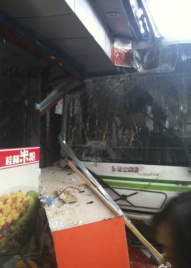 桂林路公交166路冲上人行道 撞毁三家店铺伤2