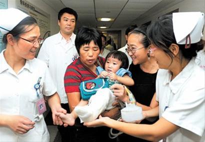 小伊伊转院上海新华医院接受康复治疗
