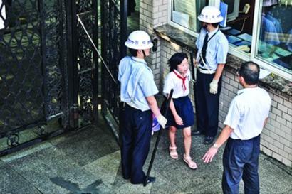 年自用校车全穿柠檬黄 上下学时段校门口配2保安