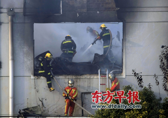 嘉定<em>毛巾厂</em>失火楼顶被烧塌 未造成人员伤亡(图