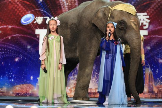 <em>达人秀</em>迎来小象伴舞混血<em>姐妹</em>花延续父亲之梦_