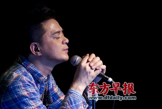 黄耀明举行上流社会演唱会 代韩寒唱《春光》