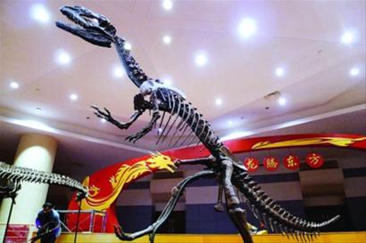 上海科技馆举办龙年生肖展 海陆空恐龙来拜年