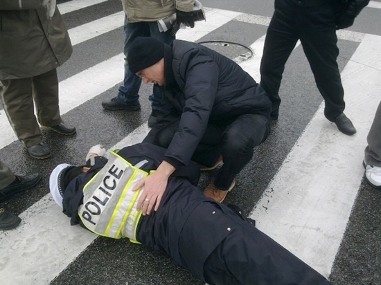世纪大道一交警值勤时晕倒 路人驻足伸援手(图)
