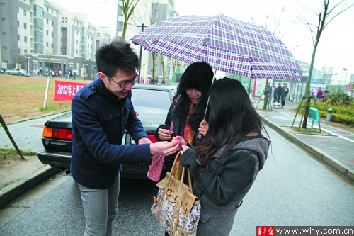 大学<em>男生</em>做350枚软陶<em>戒指送女生</em> 险些一抢而空