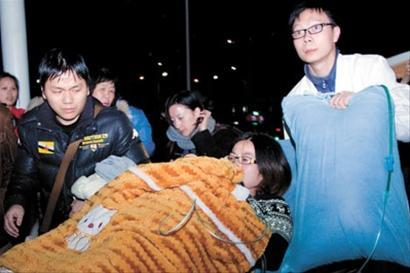 男婴今晨稍有好转 但尚未脱离危险_新浪上海_