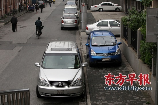 不少私家车主为防路边停车被贴罚单卸掉车牌(
