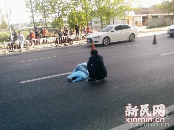 闵行放鹤路一女子横穿马路被出租车撞飞身亡