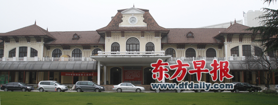 2010年2月26日,上海科学会堂院内全景。 早报资料 外墙以鹅卵石装饰、屋顶像武士的头盔,建于近百年前的科学会堂1号楼(下简称科学会堂)正在进行建成以来规模最大的修缮。记者昨天从2012城市建筑文化论坛上获悉,外墙、屋面的修缮已完成,目前在进行内部施工,预计年内整个工程可完成,其古典式的花园楼房将原汁原味地重现于世。 坐落于南昌路上的科学会堂,东西长约132米,是上海现存最长砖混结构两层楼的单体历史保护建筑。此前,由于漏水及结构损耗等病症,科学会堂被列为危险房屋。 据悉,此次修缮包括