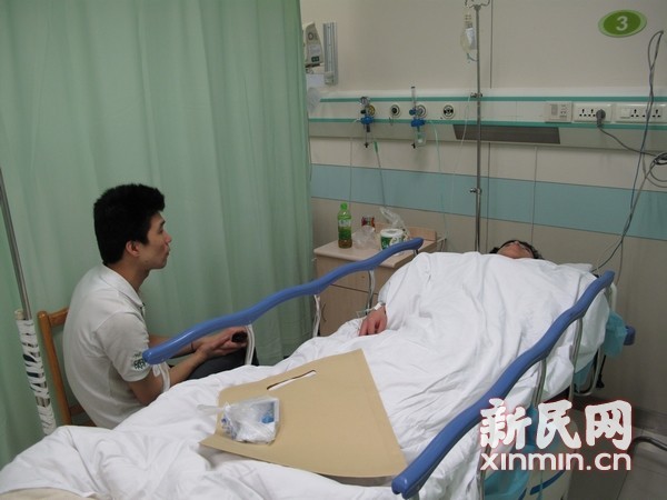 男子网吧浏览黄色影片受阻 拔刀连刺网管3刀(