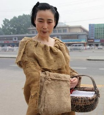 西安麻袋女 身着自制麻袋装街头闹市引关注