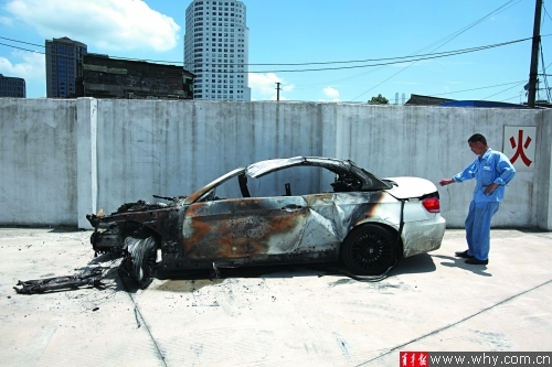 宝马超速3倍撞毁外滩隧道 司机轻伤3乘客身亡(图)_新浪上海城事_新浪上海