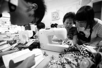 手工回潮年轻男女爱上缝纫机 自带设计图纸学