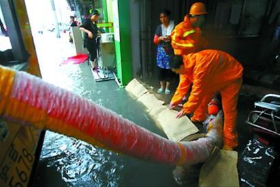 虹口区市政人员在东大名路居民区积水点进行抽水。本报记者 邵剑平 摄 虹口区市政人员在东大名路居民区积水点进行抽水。本报记者 邵剑平 摄