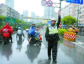 一名交警在复兴中路隧道疏导交通。本报记者 张驰 摄 一名交警在复兴中路隧道疏导交通。本报记者 张驰 摄