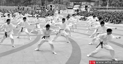 男生班的学生们在耍武术操。本报记者 吴恺 摄 男生班的学生们在耍武术操。本报记者 吴恺 摄