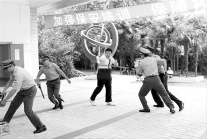 □昨天,徐汇区天平社区对辖区内中小学、幼儿园保安进行安保技能和知识培训。通讯员供图 □昨天,徐汇区天平社区对辖区内中小学、幼儿园保安进行安保技能和知识培训。通讯员供图