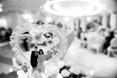 □今年中秋和国庆假期,一些饭店晚上的位子多被婚宴占据。 任国强 摄(资料图片) □今年中秋和国庆假期,一些饭店晚上的位子多被婚宴占据。 任国强 摄(资料图片)