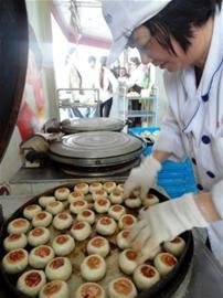 現場烘制鮮肉月餅 現場烘制鮮肉月餅