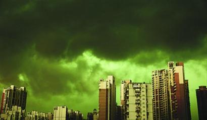 □昨天申城暴雨前的天空 读者供图 □昨天申城暴雨前的天空 读者供图
