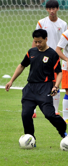 吴金贵:外教对中国足球帮助不大 家人支持去山