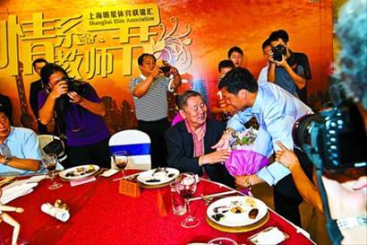 刘军向恩师王后军(中)献花。 佚名 摄 刘军向恩师王后军(中)献花。 佚名 摄