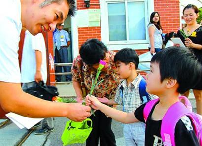 昨天是教师节,松江区教师进修学院附属学院幼儿园的学生们纷纷给老师送上鲜花,以表达节日的祝福。俞佳丽 摄 昨天是教师节,松江区教师进修学院附属学院幼儿园的学生们纷纷给老师送上鲜花,以表达节日的祝福。俞佳丽 摄