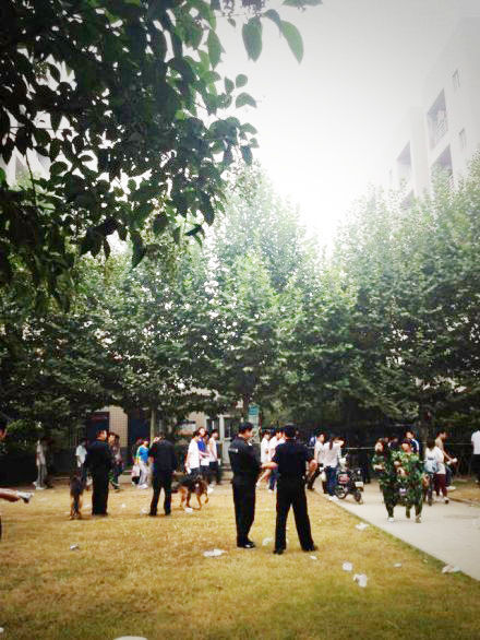 刑警正在案发校园调查 刑警正在案发校园调查
