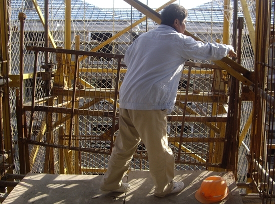 浦东建筑工地升降机突发意外 下降中卡死女工