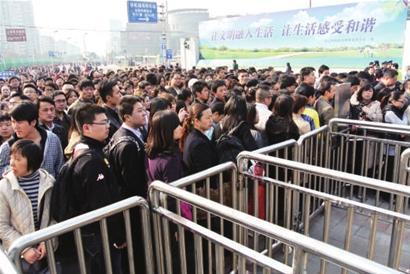 轨交客流严重不均衡,有些站点无奈限流。(资料图) 轨交客流严重不均衡,有些站点无奈限流。(资料图)