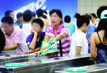 陆家嘴黑导游在地铁站内发放广告拉客半日游 贺佳颖 资料图片 陆家嘴黑导游在地铁站内发放广告拉客半日游 贺佳颖 资料图片