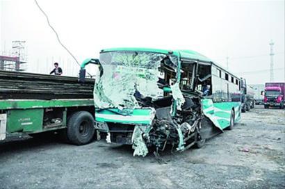 公交车嘉定追尾卡车19人受伤 公交司机右下肢