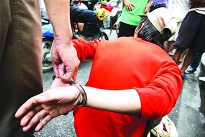□岁末是公交盗窃案高发期,警方将一如既往加强打击。 任国强 摄 □岁末是公交盗窃案高发期,警方将一如既往加强打击。 任国强 摄