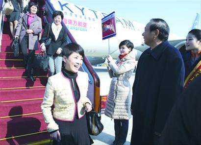 6日,出席中国共产党第十八次全国代表大会的上海代表团代表抵达北京。 新华社图片 6日,出席中国共产党第十八次全国代表大会的上海代表团代表抵达北京。 新华社图片