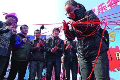 □单身男女在欢乐谷做游戏 晨报记者 陈 征 现场图片 □单身男女在欢乐谷做游戏 晨报记者 陈 征 现场图片