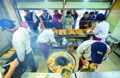 □水电路上一家专门销售本土点心的店铺深受市民追捧 肖允 现场图片 □水电路上一家专门销售本土点心的店铺深受市民追捧 肖允 现场图片
