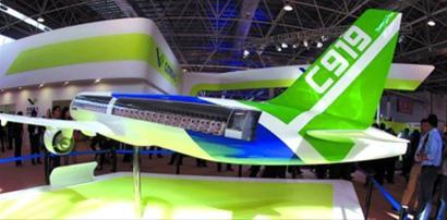 昨天,C919大型客机模型在珠海航展展示。本报记者 张海峰 摄 昨天,C919大型客机模型在珠海航展展示。本报记者 张海峰 摄