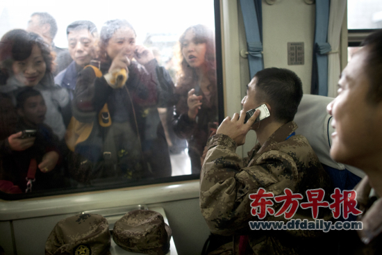 上海进藏新兵赴军营 母亲车厢外打电话叮嘱儿