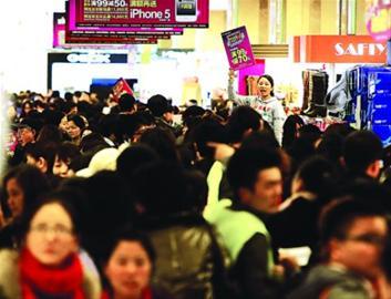 □巴黎春天门店昨天人头攒动,商家工作人员站在凳子上卖力吆喝。晨报记者 殷立勤 现场图片 □巴黎春天门店昨天人头攒动,商家工作人员站在凳子上卖力吆喝。晨报记者 殷立勤 现场图片