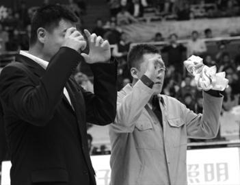 上周,姚明为队友章文琪举行了隆重的球衣退役仪式。晨报记者 顾力华 现场图片 上周,姚明为队友章文琪举行了隆重的球衣退役仪式。晨报记者 顾力华 现场图片