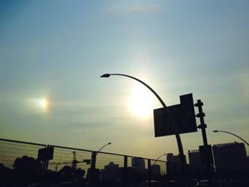 吴中路上空拍摄 的“幻日” 吴中路上空拍摄 的“幻日”