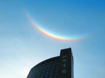 虹桥宾馆上空的 “幻日弧光” 本组图片由新闻晨报新浪微博网友“威心感悟”提供 虹桥宾馆上空的 “幻日弧光” 本组图片由新闻晨报新浪微博网友“威心感悟”提供