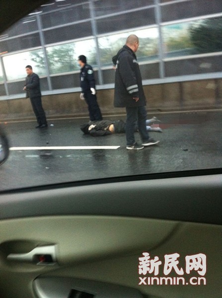 男子横穿外环高架道路被撞身亡。来源:网友供图 男子横穿外环高架道路被撞身亡。来源:网友供图