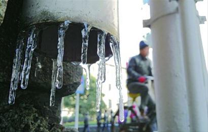 昨日,雪后的正午时分,冰冻现象仍未缓解。晨报记者 陈征 现场图片 昨日,雪后的正午时分,冰冻现象仍未缓解。晨报记者 陈征 现场图片