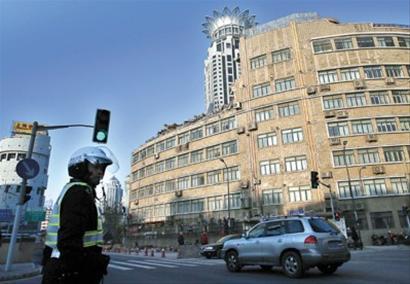 四川大楼坍塌事故现场今天一早恢复交通 晚报记者 任国强 现场图片 四川大楼坍塌事故现场今天一早恢复交通 晚报记者 任国强 现场图片