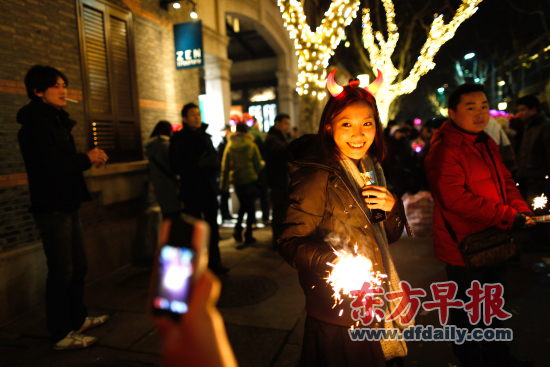 4D Lichtshow bei Silvesternacht in Shanghai