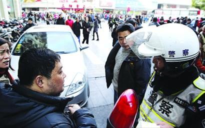 新交规实施第一天,不少司机因坏习惯被罚款、记分。 雍凯 现场图片 新交规实施第一天,不少司机因坏习惯被罚款、记分。 雍凯 现场图片